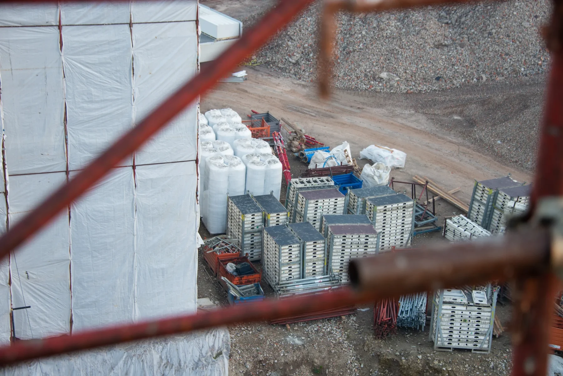 Cantiere di una struttura sanitaria Albini e Castelli visto dall’alto, con casseforme e materiali stoccati