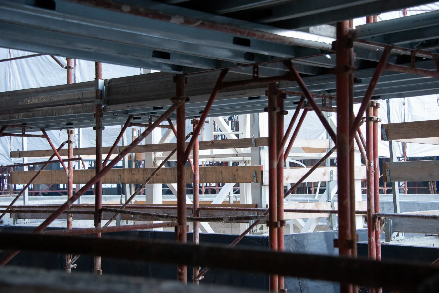 Ponteggi e casseforme nel cantiere di un edificio residenziale realizzato da Albini e Castelli